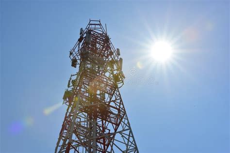 Torre De La Telecomunicaci N Con Las Antenas Con El Cielo Azul Foto De