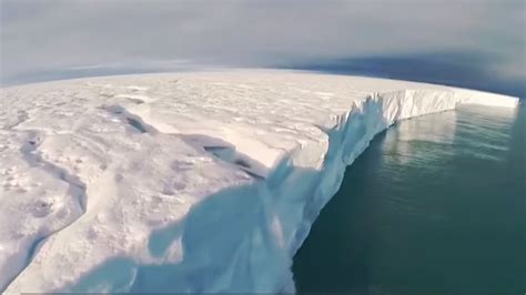 A23a el iceberg que es 100 metros más alto que la torre Eiffel navega