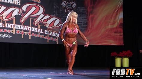 Female Bodybuilder Laurie Eisenbrandt 2019 Ifbb Chicago Pro Posing