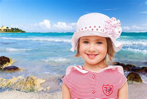 Petite Fille Avec Du Charme Tenant Un Bouquet De Fleur Photo Stock