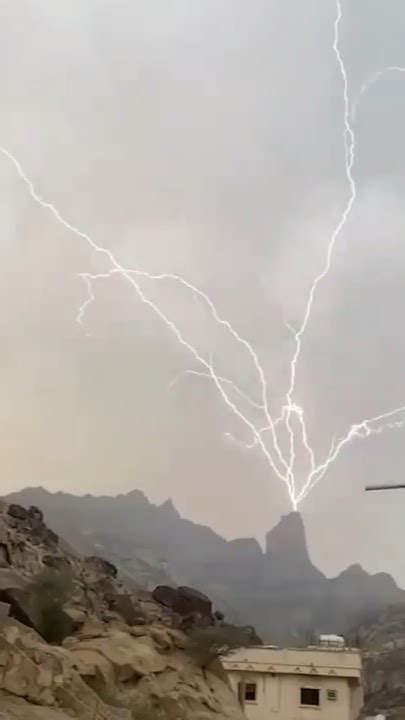 Как не попасть под удар молнии #новости #гомель #молния #гроза - YouTube