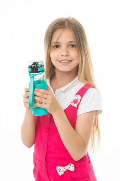 Sonrisa de niña con botella de plástico aislada en blanco niño feliz