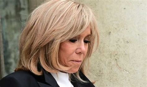 Brigitte Macron Transsexuelle La Première Dame De France Prend Une