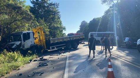 Motoristas ficam feridos em colisão frontal na RSC 453 em Caxias