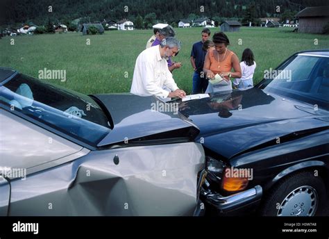 Street D Accident De Dommages La Carrosserie La Police Les