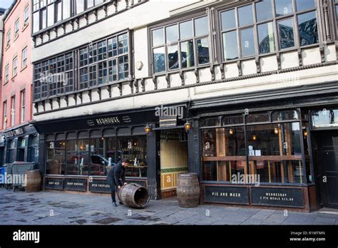 Newcastle pub hi-res stock photography and images - Alamy