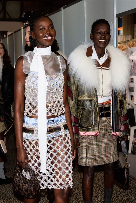 Este detalle tiene más de años y es la clave para el naked dress del verano Vogue España