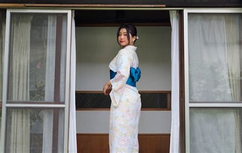 Linda mulher japonesa vestindo um quimono tradicional Foto Grátis