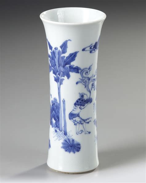 A CHINESE BLUE AND WHITE VASE