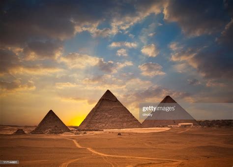 Pyramiden Von Gizeh Bei Sonnenuntergang Stock Foto Getty Images