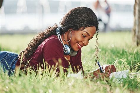 Premium Photo Cheerful African American Woman In The Park At Summertime