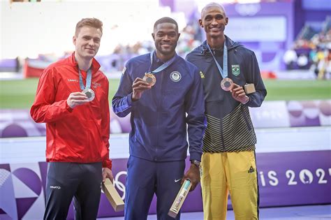 Alison Dos Santos Recebe A Medalha De Bronze Dos 400m Com Barreiras Em