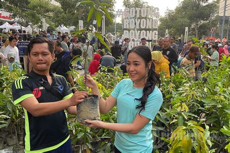 Gotong Royong Boyong Pohon Pada Acara Car Free Day Foto 2 1978984