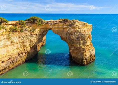 Arco Del Acantilado De La Roca Cerca De La Playa De Marinha Imagen De