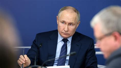 Путин предложил налоговые льготы для членов семей с низкими доходами в