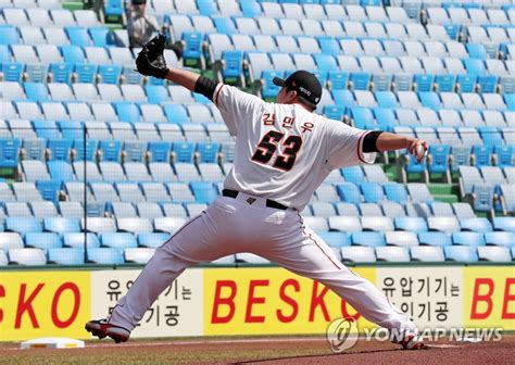 역투하는 김민우 연합뉴스