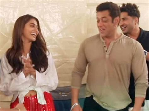 Watch Bollywood Actress Pooja Hegde Celebrates Birthday With Salman