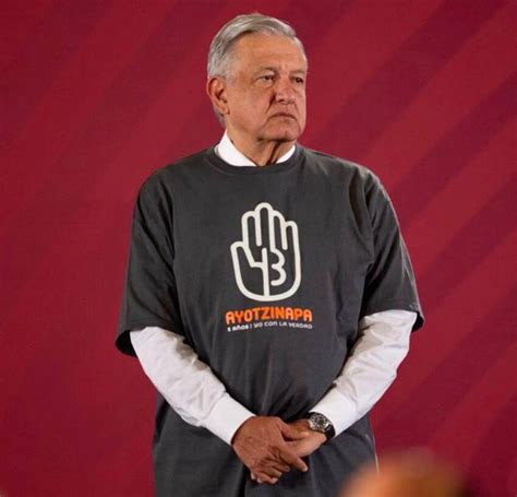 Amlo Se Pone Playera En Pro De La Verdad Sobre Los Normalistas