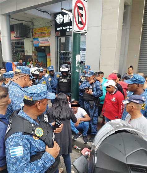 Sujetos Detenidos Por Robar El Celular De Una Mujer En Un Bus En El