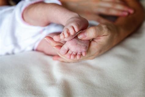 Piedi Del Bambino E Mani Della Madre Immagine Stock Immagine Di