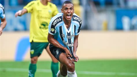 Zagueiro Do Gr Mio Tem Mais Gols Do Que Atacantes Do Inter Juntos