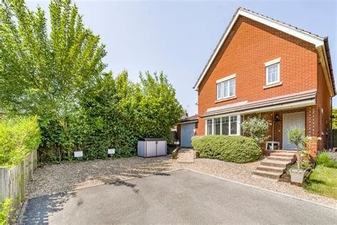 Bed Detached House For Sale In Heathway Tilehurst Reading