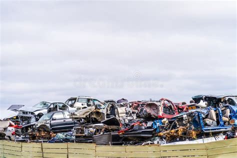 Carros Da Sucata Empilhados Na Jarda Da Sucata Para Reciclar Foto De