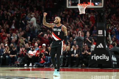 Damian Lillards Brilliance Jolts Trail Blazers Past Jazz Blazer S Edge