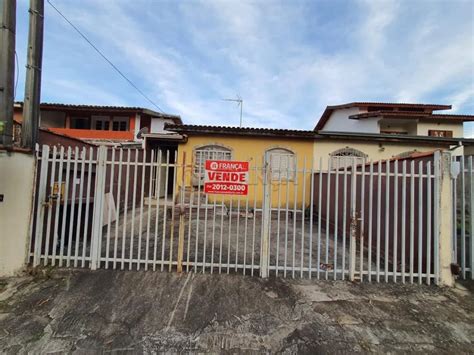 Casa na Rua Bernardo de Grabois Jardim das Indústrias em São José dos