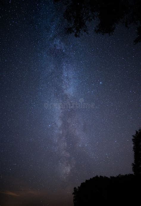 Céu Estrelado Da Noite Sobre Um Lago Pequeno Imagem de Stock Imagem