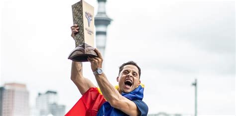 Constantin Popovici campion mondial în Red Bull Cliff Diving Moment