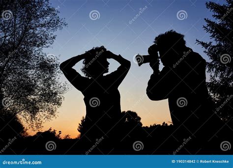 Fot Grafo Toma Fotos De Retratos En La Hora Azul Foto De Archivo