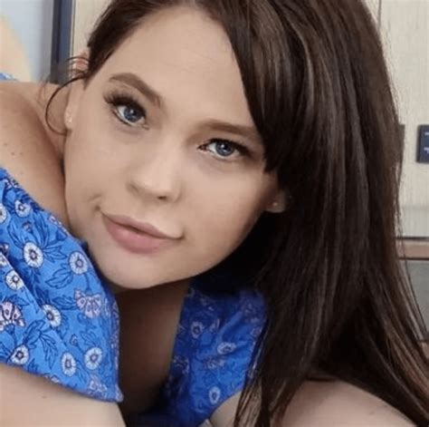 What Is The Age Of Mandy Lee? Bio, Instagram, Career, Net Worth, Family ...