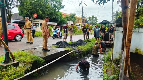 Curah Hujan Tinggi Pj Bupati Sinjai Turunkan Satgas Bersihkan Drainase