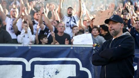 Girondins Nouvelle banderole qui charge Gérard Lopez devant la mairie