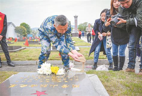 贴身带来家乡土 烈士墓前慰英魂 楚天都市报数字报