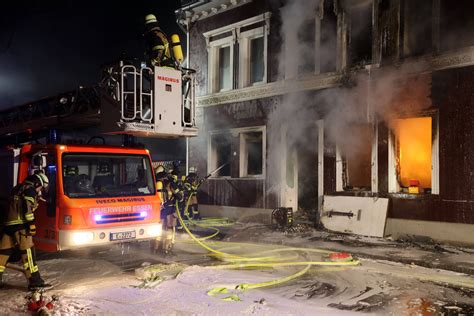 Schwere Explosion In Wohnhaus Frau Springt Aus Fenster