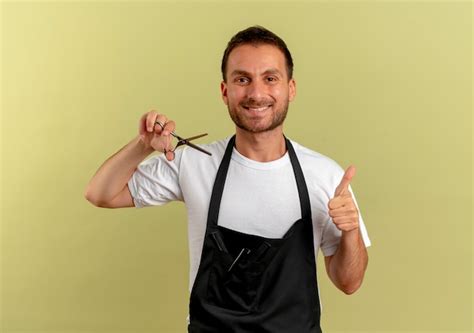 Homem De Barbeiro Avental Segurando Uma Tesoura Sorrindo E