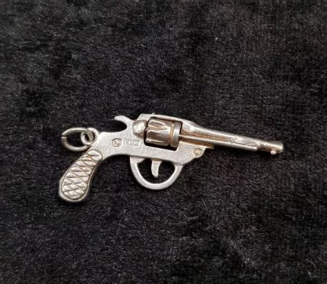 VINTAGE STERLING SILVER Articulated Revolver Pistol Gun Firearm Pendant