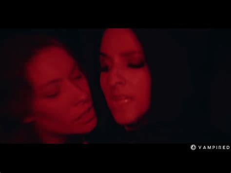 Sexe De Vampires Lesbiennes La Dominatrice Amirah Caresse La Blonde