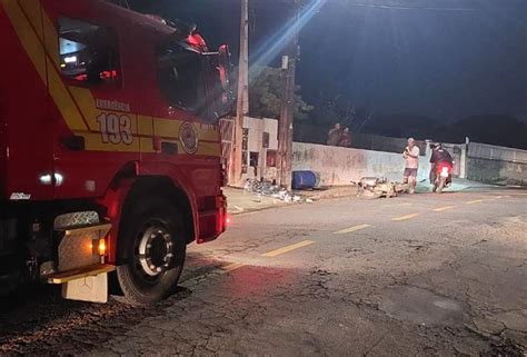 Homem morre após colidir moto contra poste em Blumenau Jornal