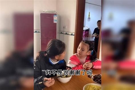 俩孙女和奶奶一起吃饭，小孙女让奶奶盛饭，结果奶奶端来饭，大孙女吓得藏了碗，小孙女看傻了眼孙女奶奶结果