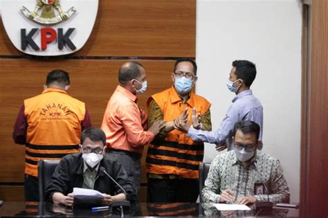 Kpk Resmi Tahan Hakim Itong