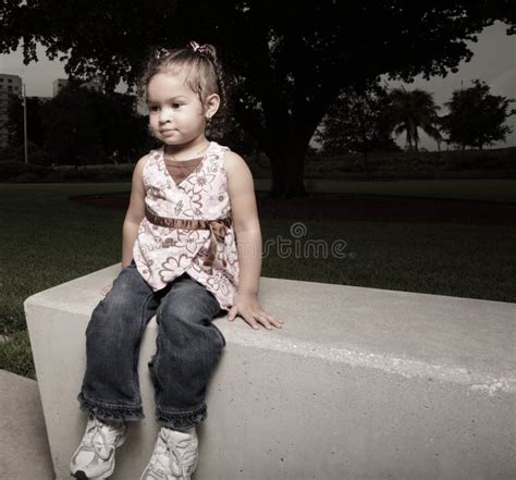 Fille S Asseyant Sur Un Banc De Stationnement Image Stock Image Du