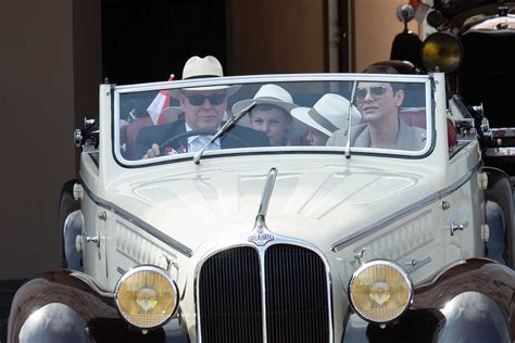 Albert Ii Caroline Et St Phanie D Filent Bord De Voitures Anciennes