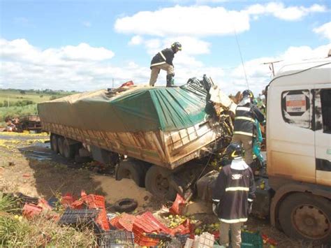 Motorista De Caminhão Morre Após Bater De Frente Com Carreta Na Br 262