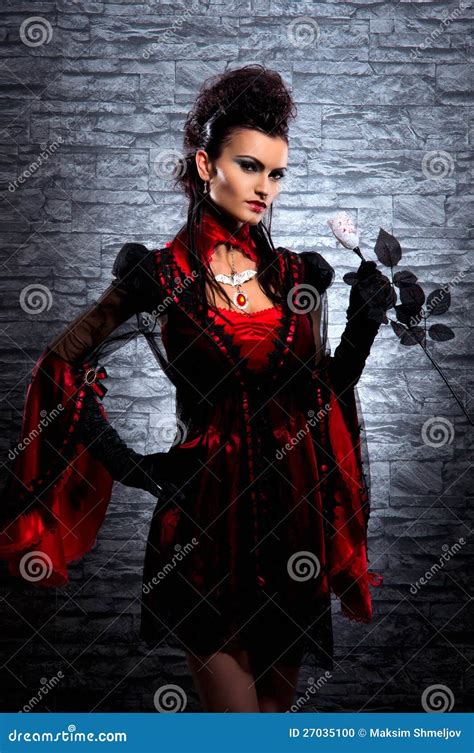 Un Giovane Vampiro Della Signora Del Brunette Che Tiene Una Rosa Fotografia Stock Immagine Di