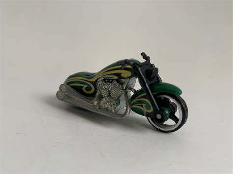 RARIDADE DE MINIATURA HOT WHEELS LOOSE SUPER MOTO VERDE SEM BLISTER NO ESTADO