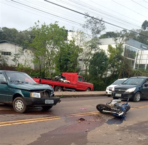 V Deo Mostra Exato Momento De Colis O Entre Motocicleta E Carro Na Rua