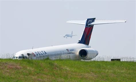 Delta Plane Lands Safely In Charlotte Nc Without Landing Gear Raleigh News And Observer